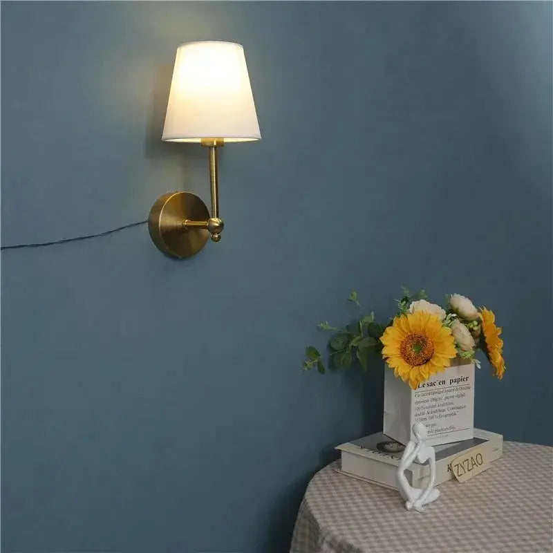 Simples Market American retro brass wall sconce with white fabric shade
