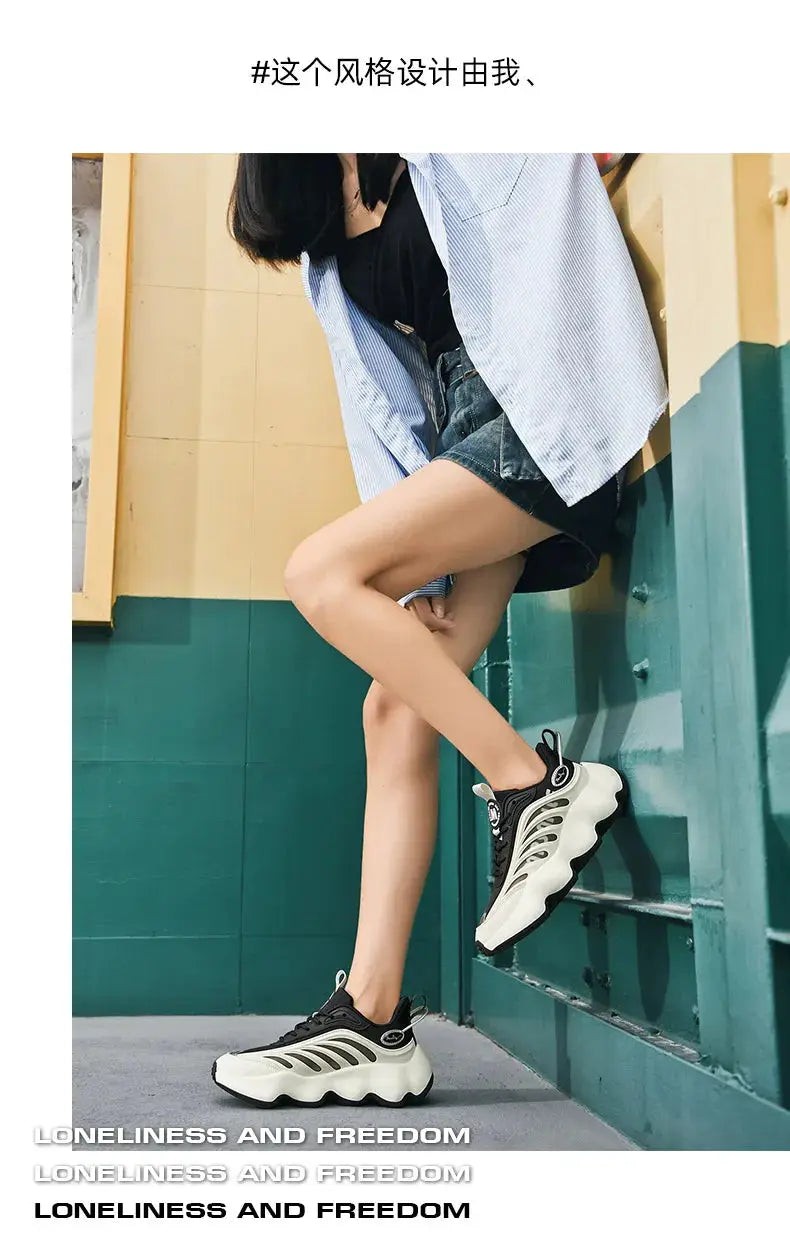 Men's sneakers by Simples Market in black and white with breathable panels