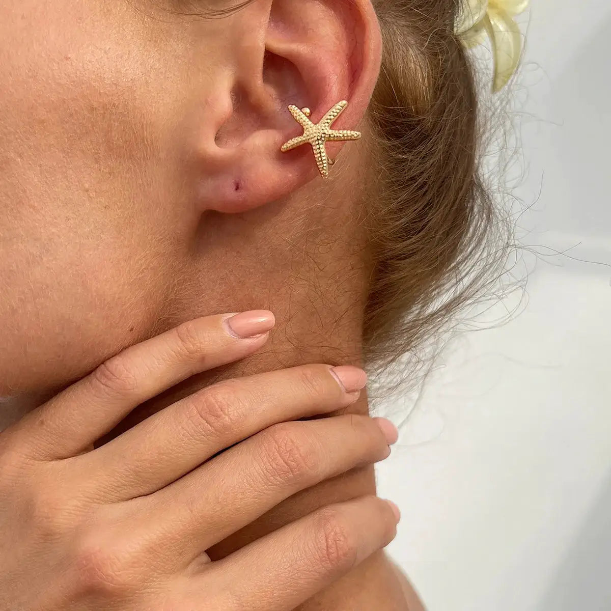 Gold-tone starfish ear clip earrings by Simples Market for women