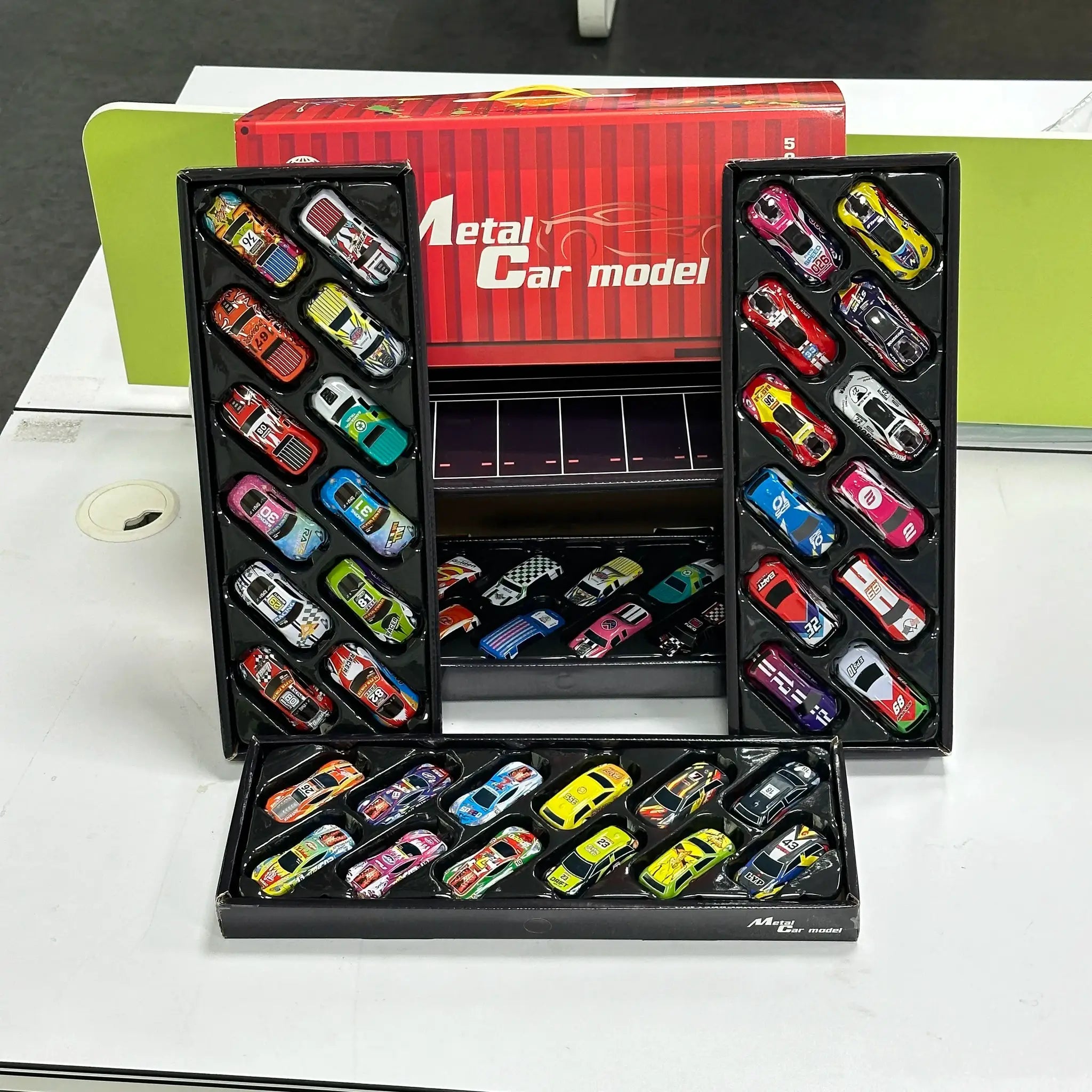 Metal car model set by Simples Market with multiple colorful mini pull-back cars in black display trays