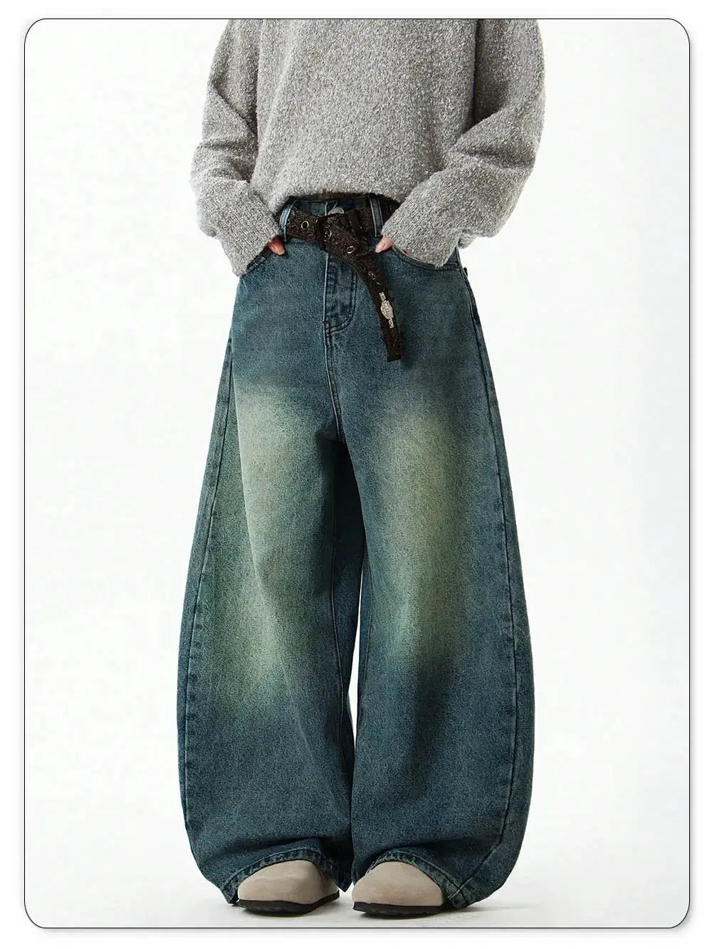 Men's blue wide-leg denim jeans with baggy fit and vintage curved cut, Simples Market.