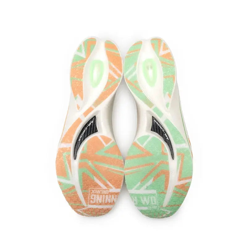 ONEMIX Marathon carbon-plate running shoes pair by Simples Market with mint green and orange outsole