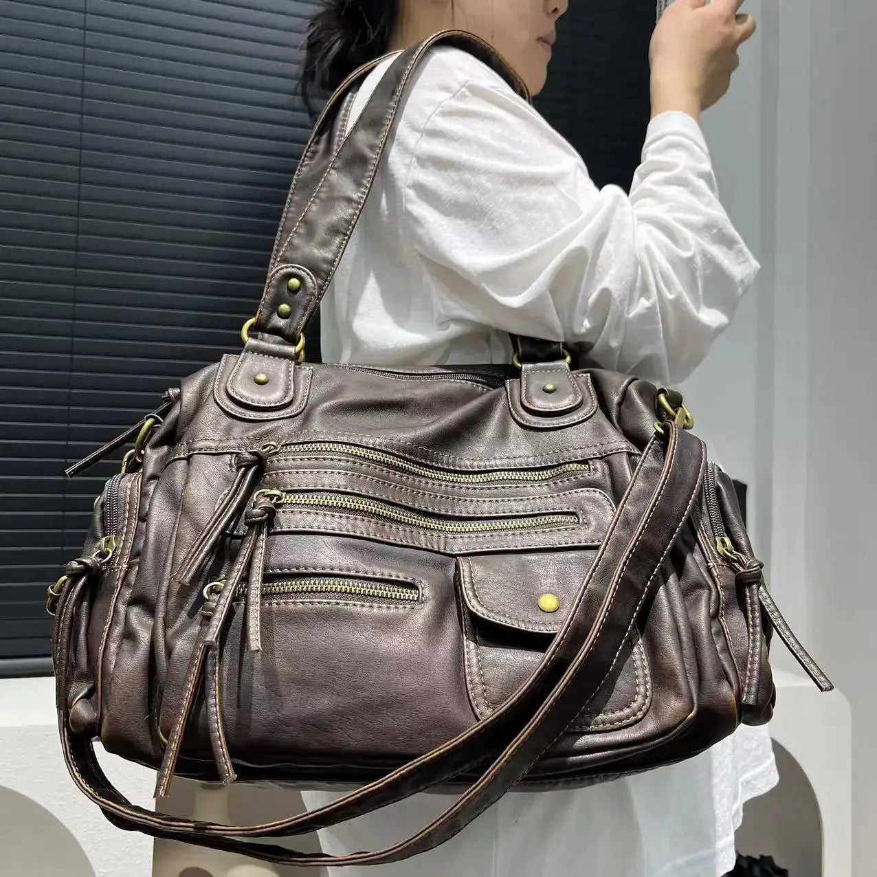 Y2K Hot Girl single-shoulder crossbody bag in vintage washed brown leather with multiple pockets by Simples Market
