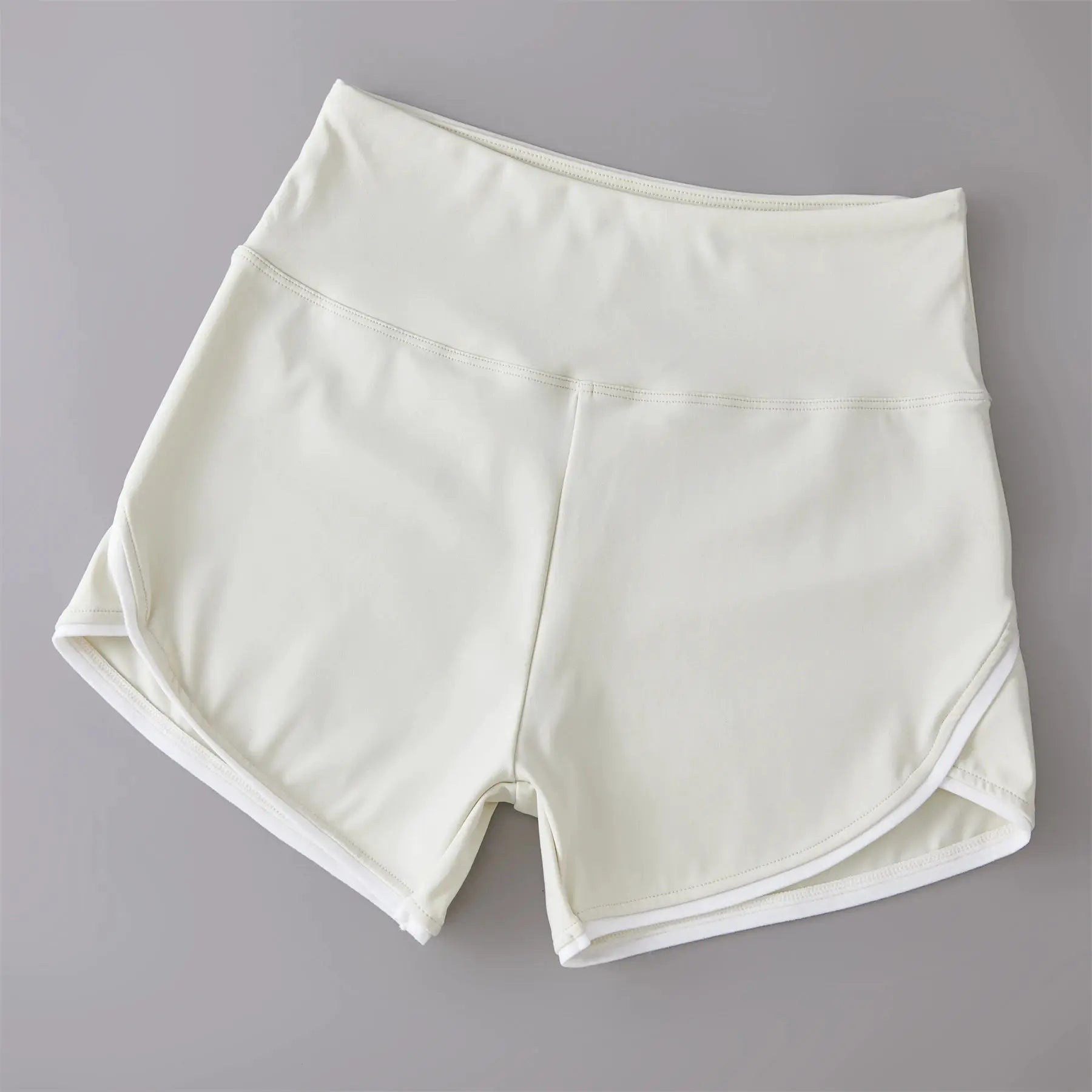 Simples Market white high-waist sports shorts with elastic waistband for yoga and training