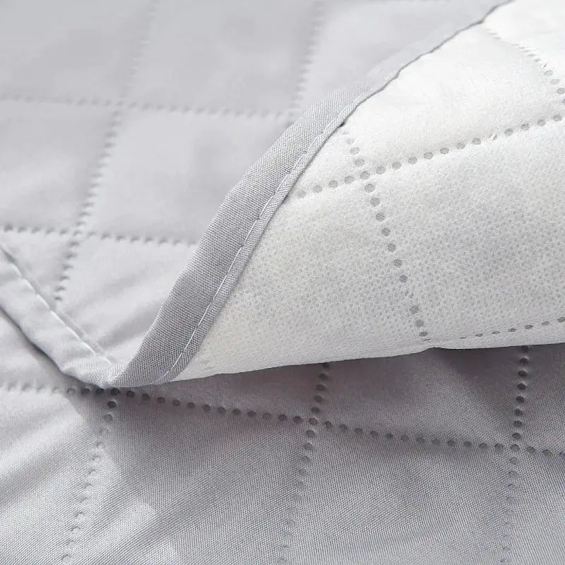 Anti-slip recliner chair cover in light gray quilted fabric with reinforced edge seam by Simples Market