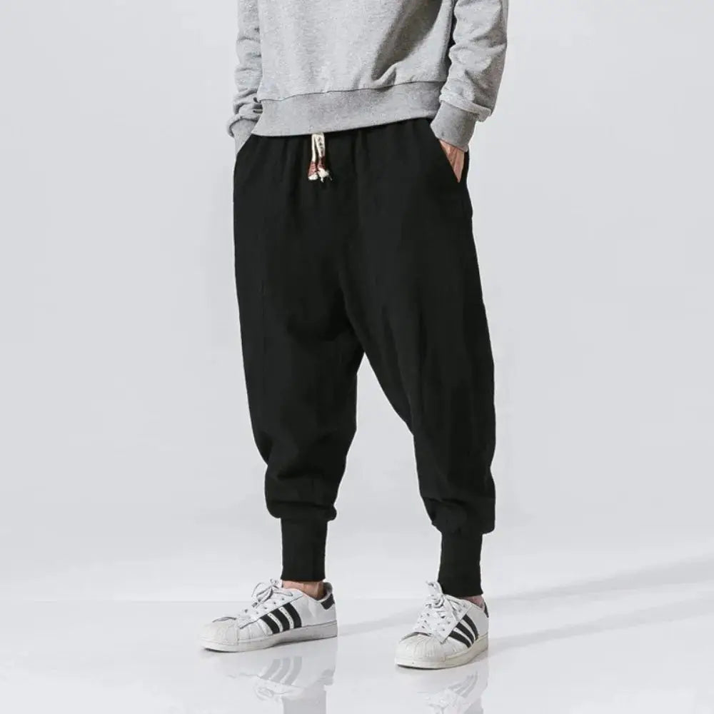 Simples Market men's cotton-linen harem pants, black drop-crotch joggers with drawstring and cuffed ankles.