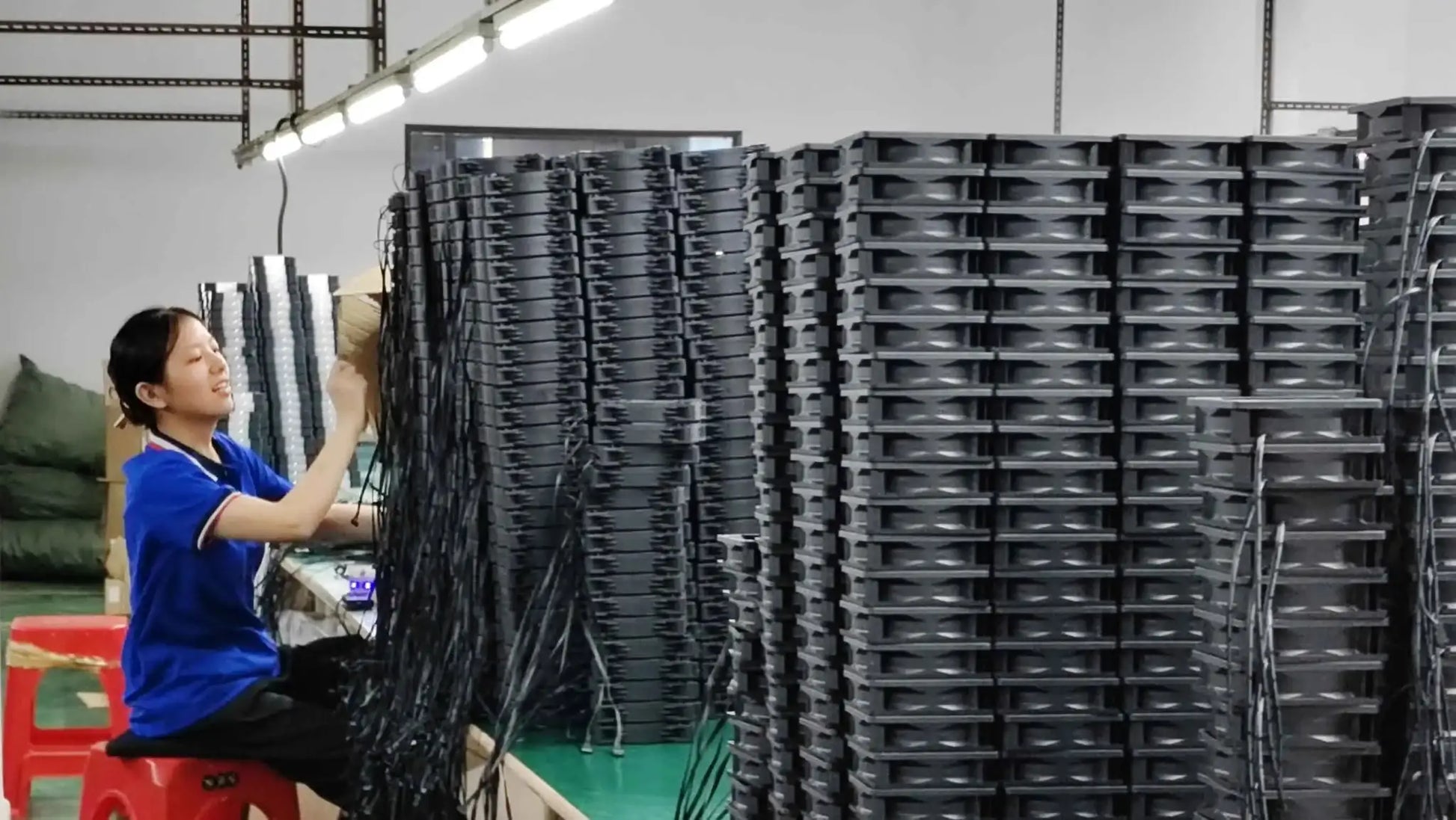 MANMU 120mm black case fans in a warehouse, stacked in tall columns; Simples Market