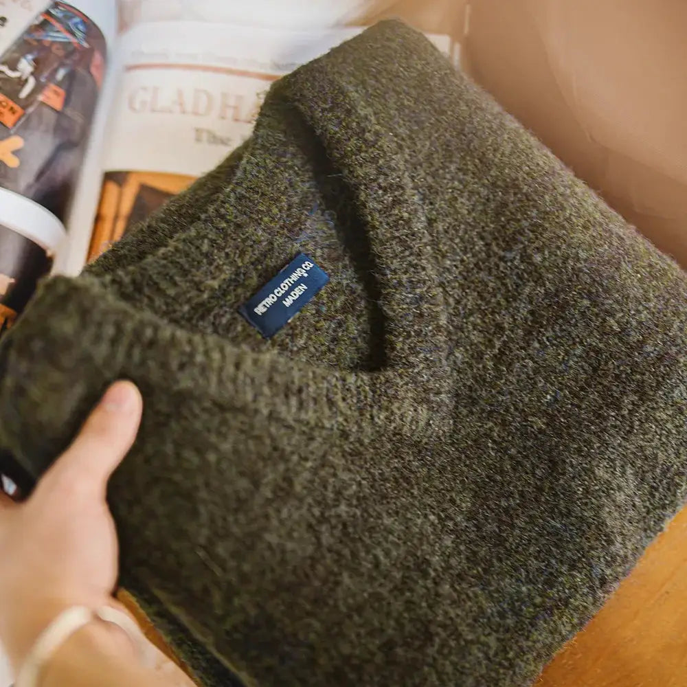 Maden retro wool-blend knitted vest for men, olive green, V-neck, sleeveless waistcoat.