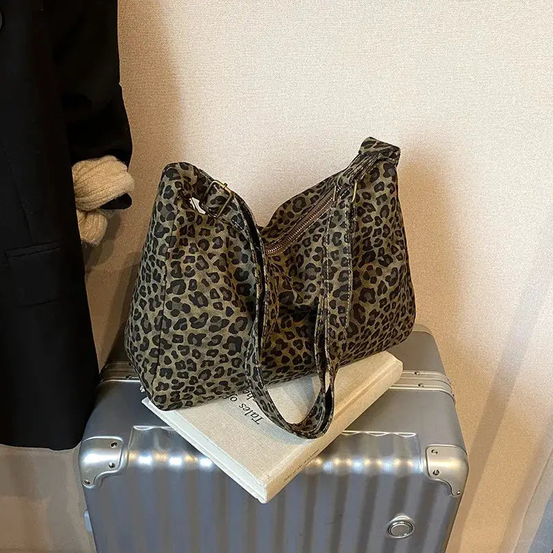 Leopard print women's shoulder bag, soft textile, large capacity retro crossbody for commuting.