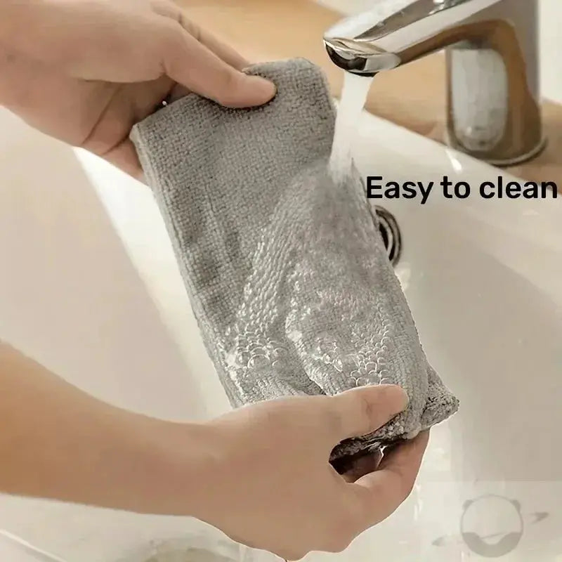 Telescopic extendable mop by Simples Market with bendable head and gray microfiber pad.