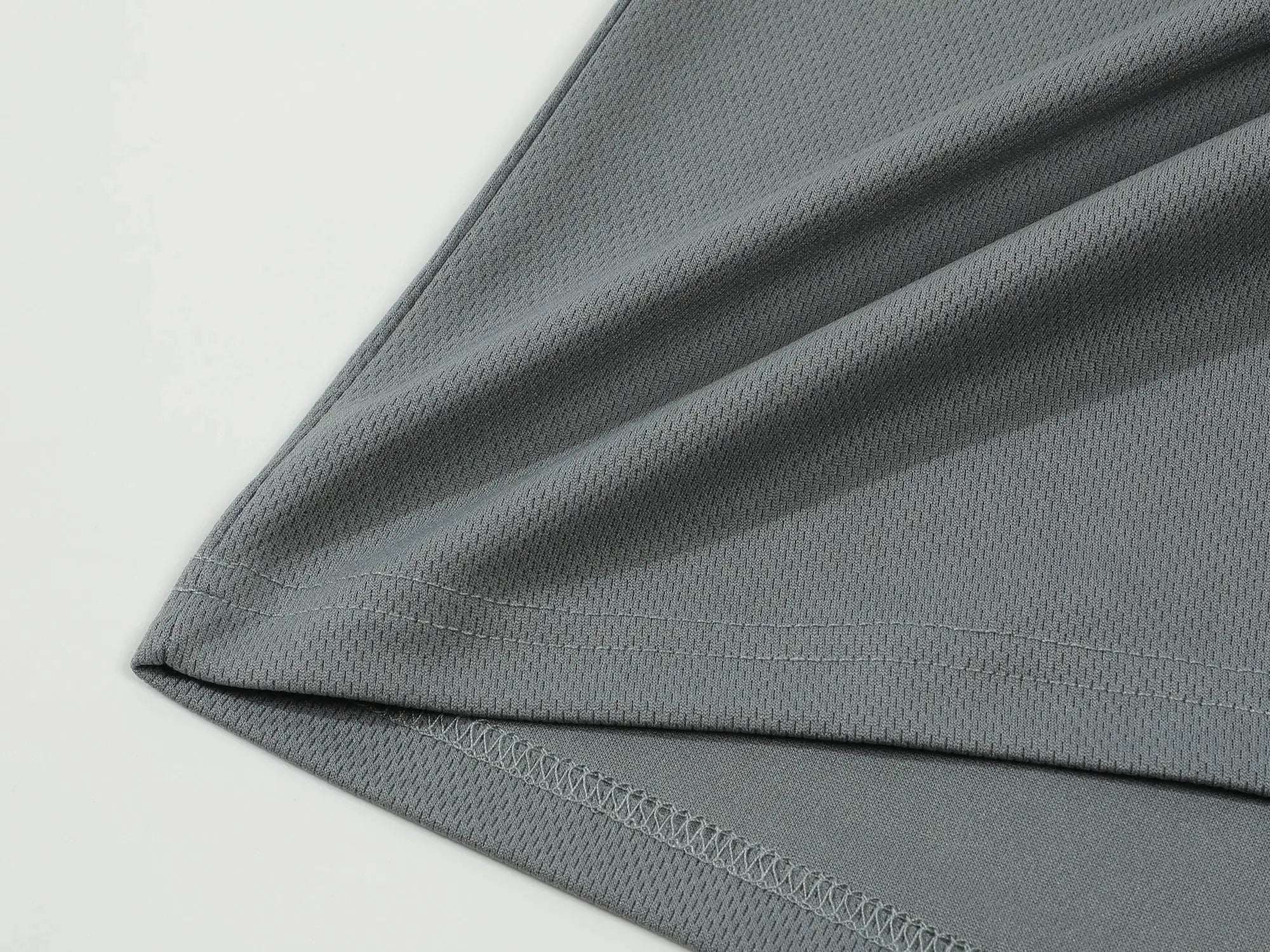 Simples Market gray solid-color polo shirt fabric close-up; ultra-light, quick-drying, breathable knit.