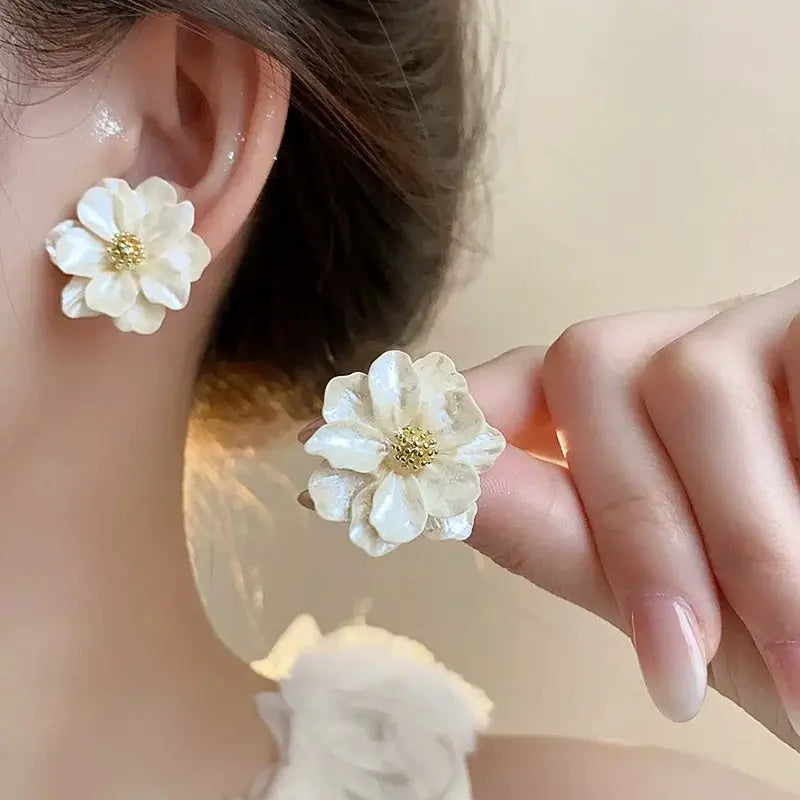 White Acrylic Flower Stud Earrings Folded Floral Design Korean Fashion Sweet Petal Irregular Female Jewelry 2025 New