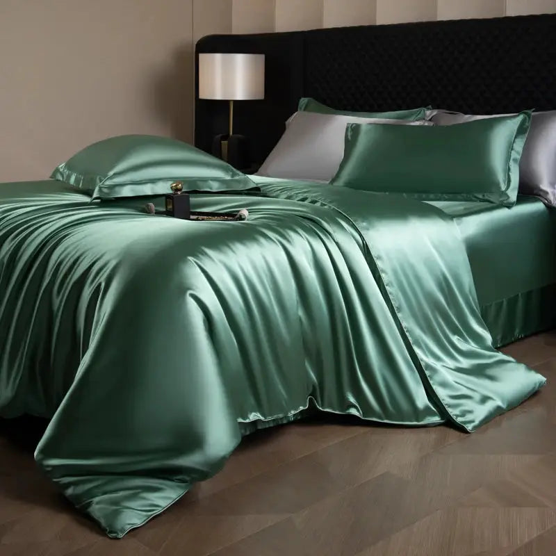 Silk satin bedding set in emerald green with duvet cover, fitted, flat sheets, and pillowcases by Simples Market.