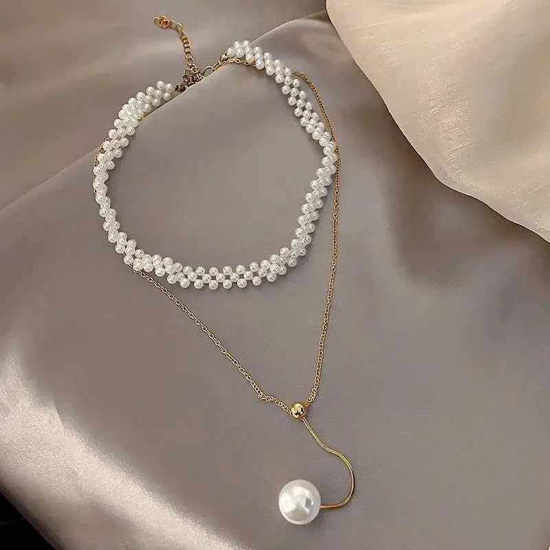 Simples Market imitation pearl necklace: white double-strand choker with gold-tone pendant chain and pearl charm