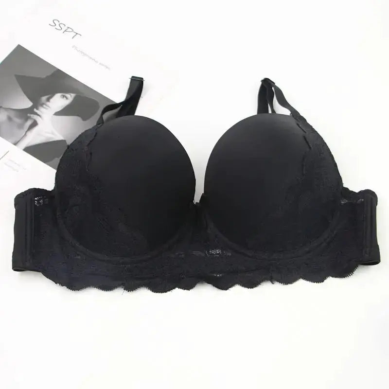 Push-up bra with black lace, molded cups and adjustable straps