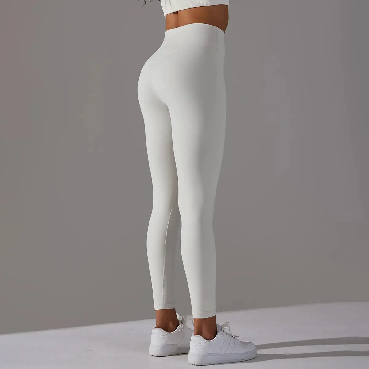 High-waist white leggings by Simples Market for fitness, running and yoga; ankle-length, snug fit.