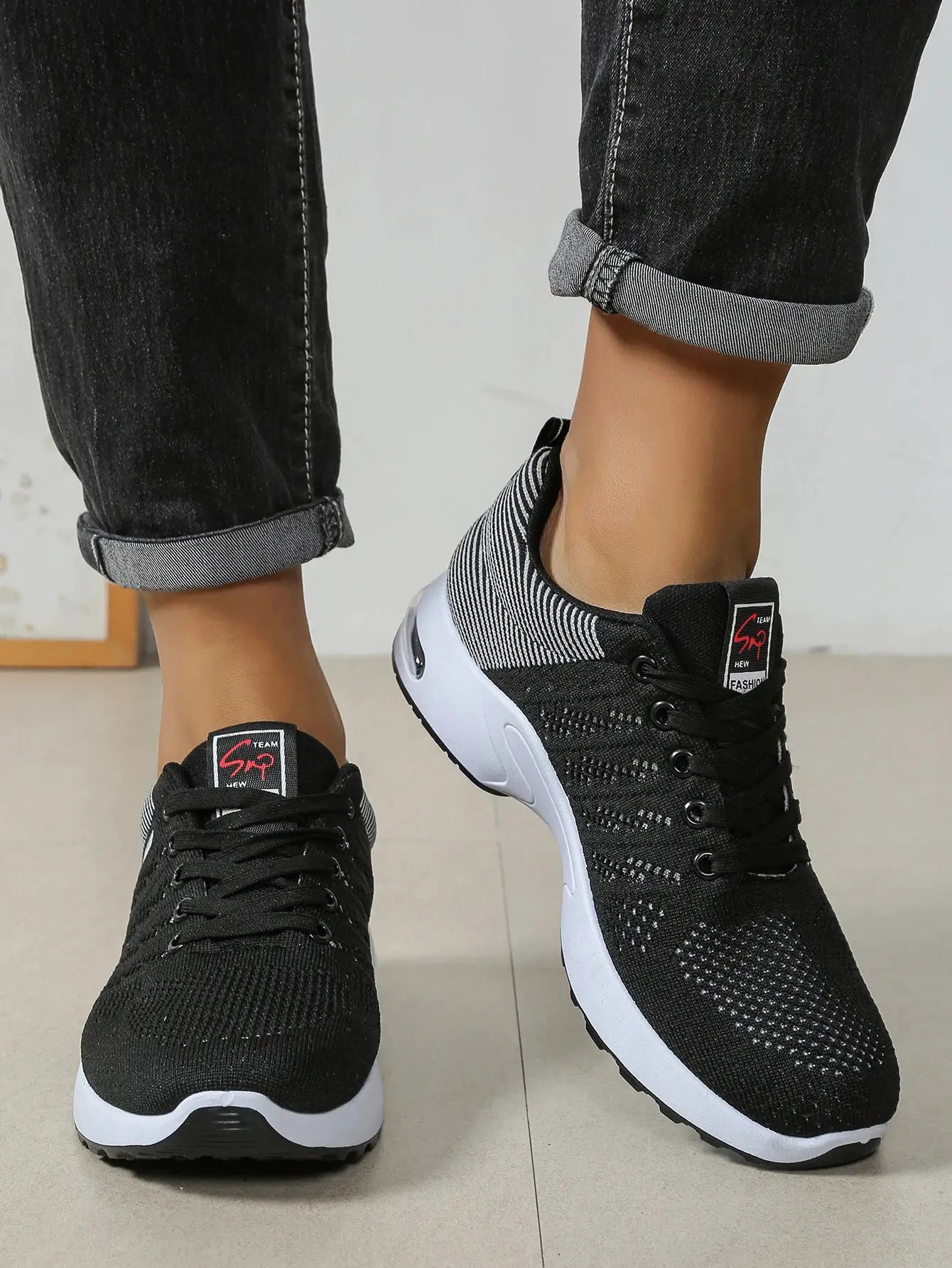 Simples Market pair of men's black mesh running sneakers with white sole, lace-up, cushioned, non-slip