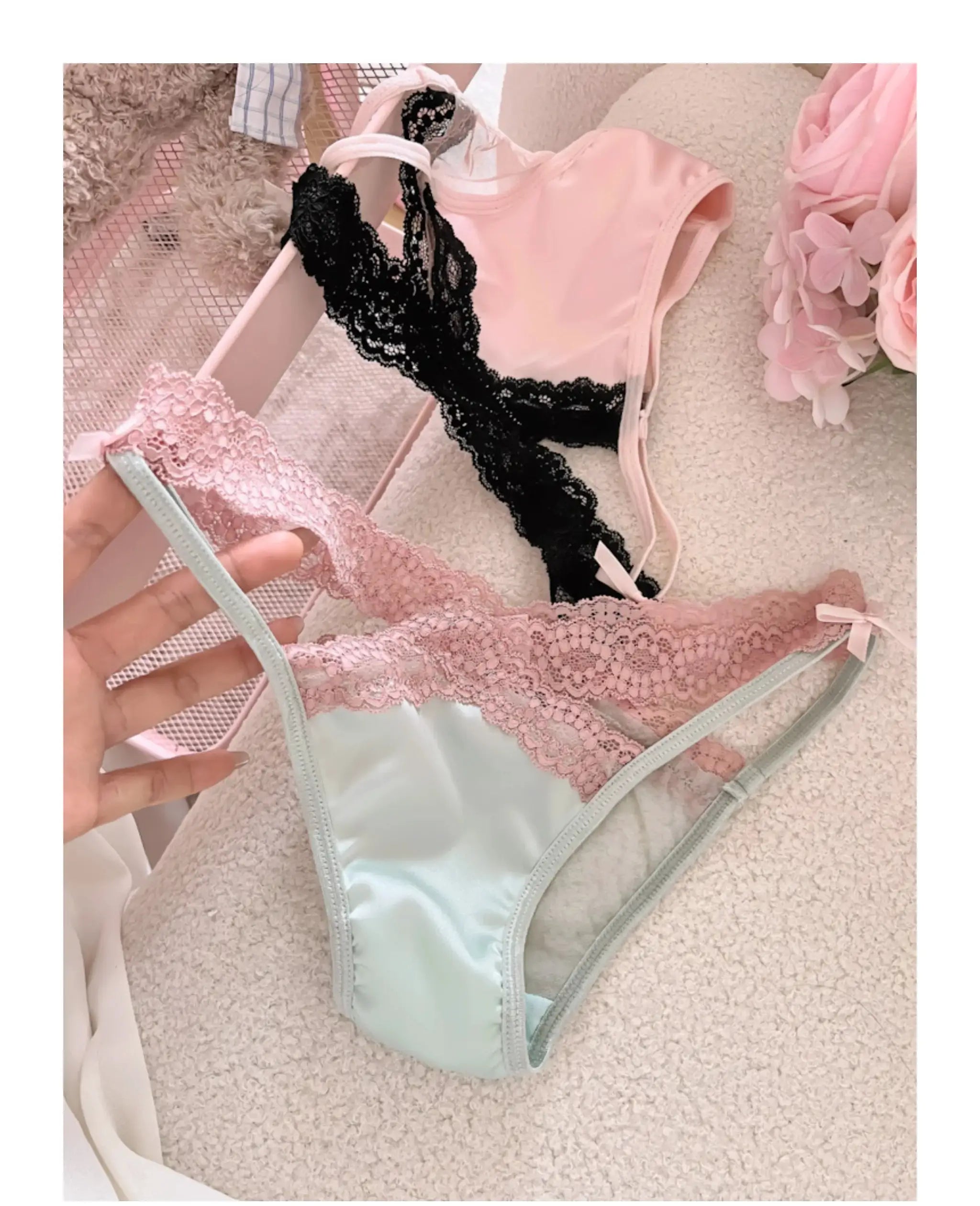 Simples Market lace underwear set: black and pink mesh low-waist briefs with bow accents
