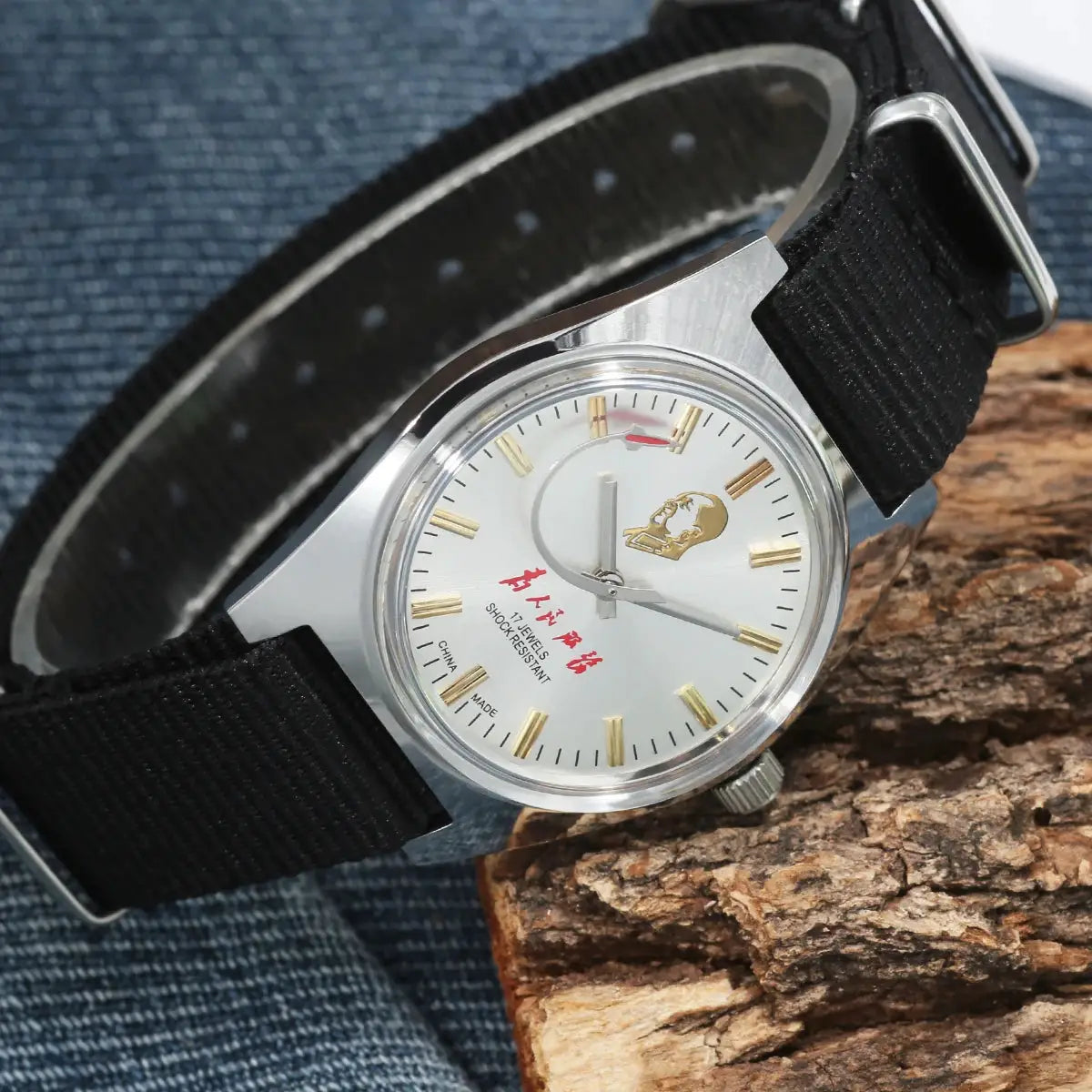 7120 hand-wind mechanical men's watch by Simples Market, silver case, white dial, gold markers, black nylon strap.