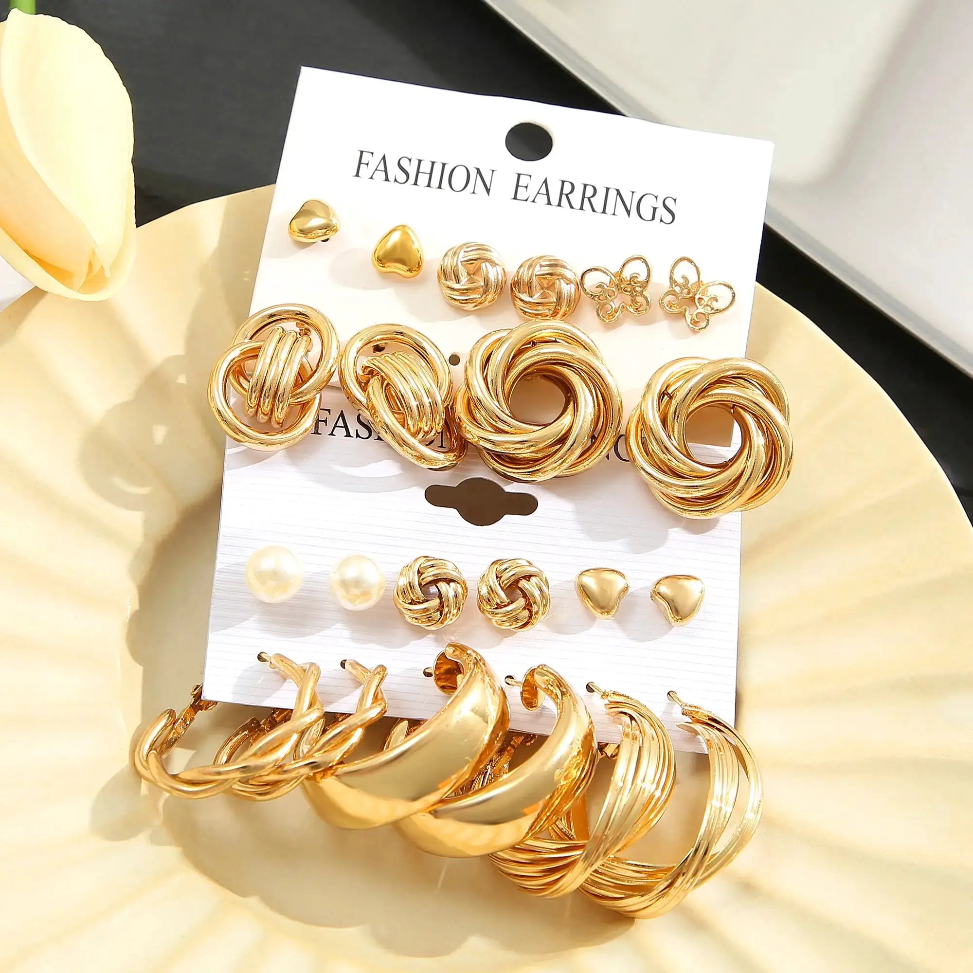 Earrings set: 11 gold-tone zinc alloy pieces with faux pearl studs and geometric hoops by Simples Market