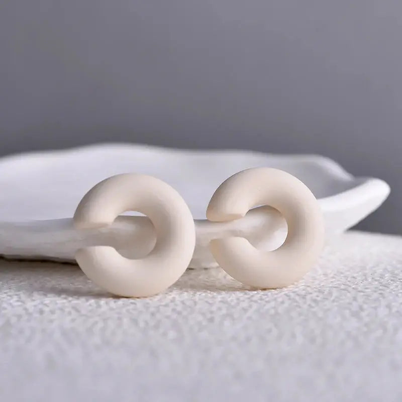 ClipCharm Simple Round Circle Clip Earrings For Women No Piercing C Shape Acrylic Lightweight Colorful Ear Cuffs