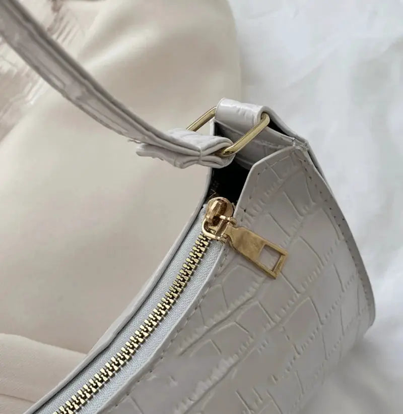 Simples Market PU leather alligator-pattern handbag for women, white underarm messenger bag with gold zipper.
