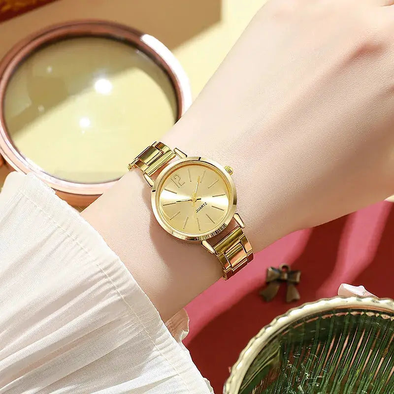 Women's gold-tone quartz wristwatch with metal bracelet by Simples Market