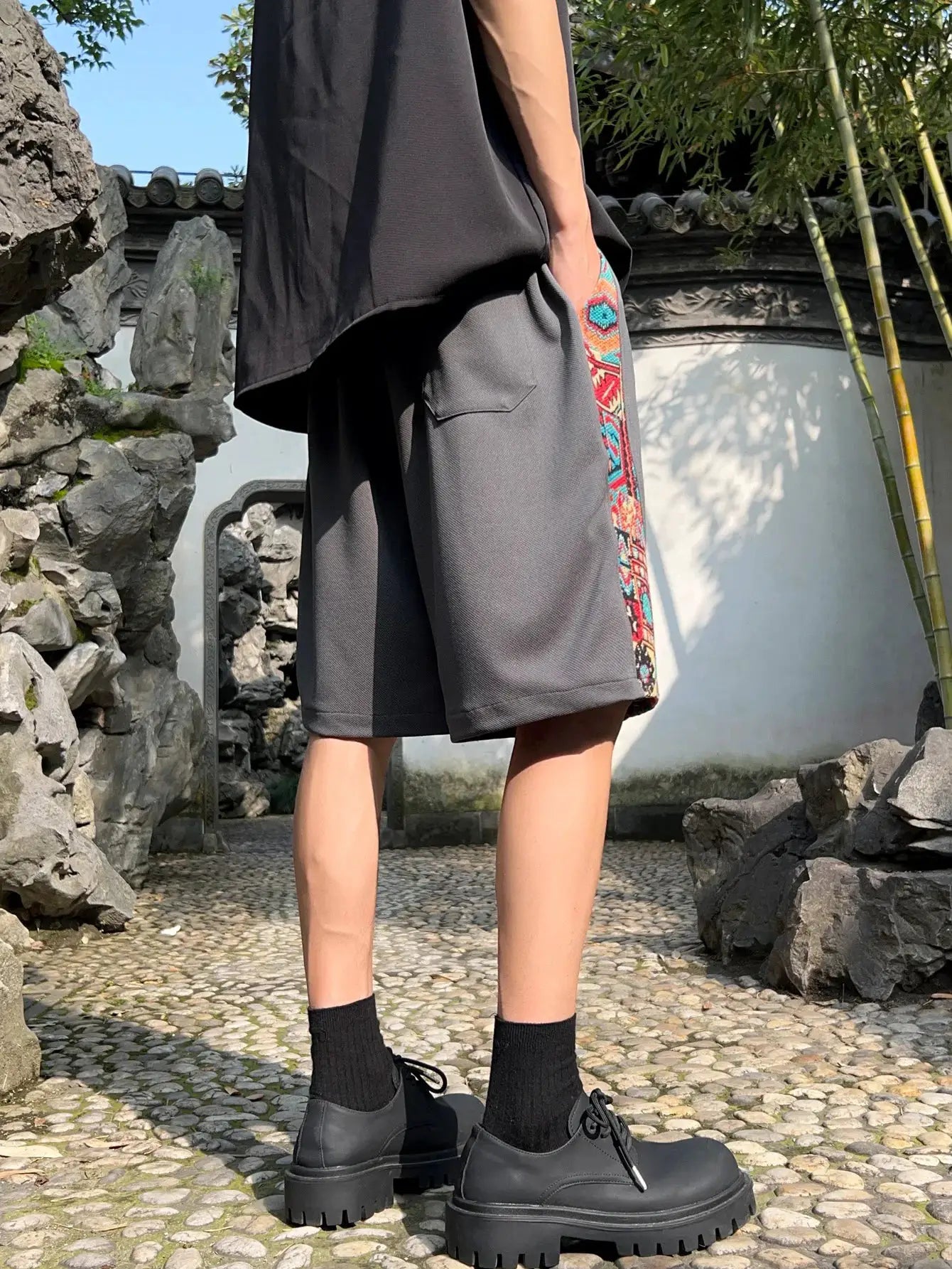 Men's black shorts with pockets and colorful ethnic embroidery side panel, Simples Market.