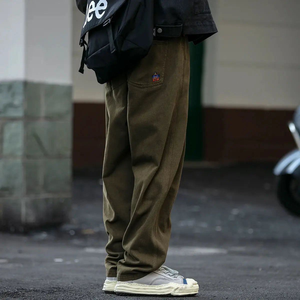Men's olive cargo pants, baggy straight-leg streetwear with back pocket logo.