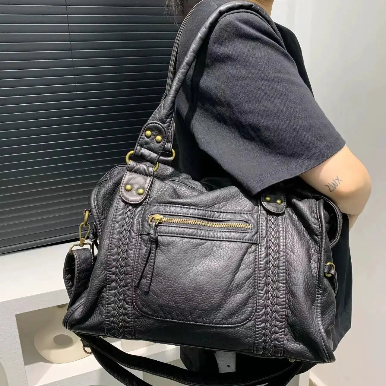 Y2K Spicy Girl one-shoulder crossbody bag in black vintage washed leather with braided trim and gold hardware; large capacity.