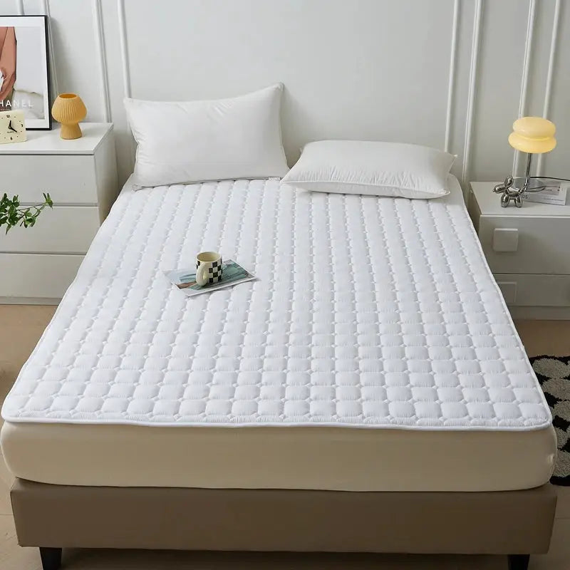 Waterproof quilted thickened mattress protector cover by Simples Market for single or double bed, white and breathable.