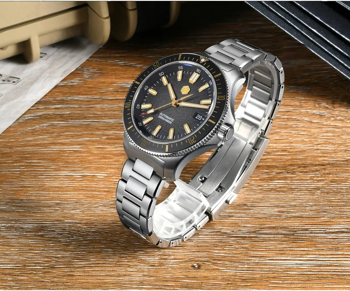 San Martin 40mm dive watch with stainless steel bracelet, black dial, NH35 automatic, 200m water resistant