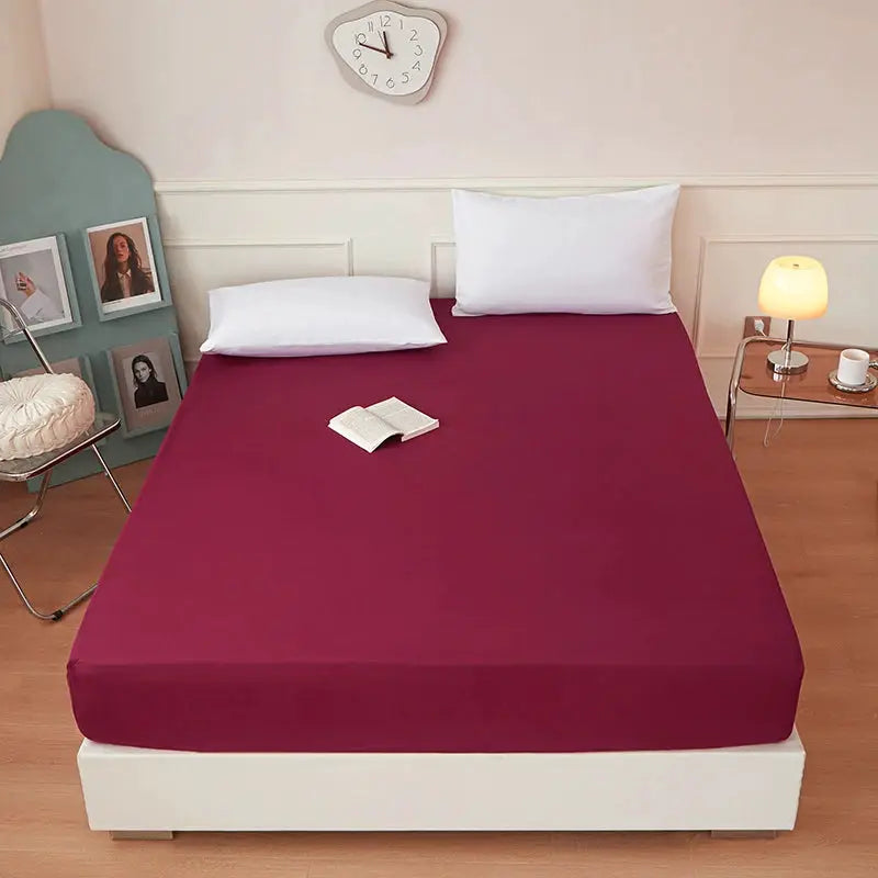 Simples Market fitted sheet, solid burgundy polyester with elastic edge for bedroom use.
