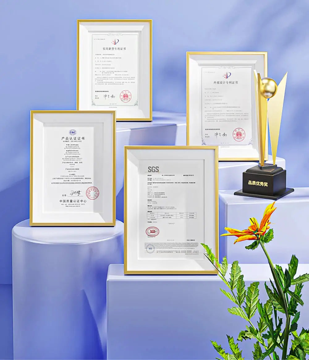 Simples Market awards display: five gold-framed certificates and a trophy on blue pedestals