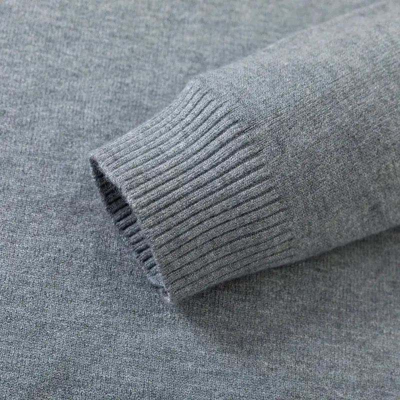 Simples Market men's classic crewneck knit pullover sweater in grey solid color, long-sleeve with ribbed cuff.
