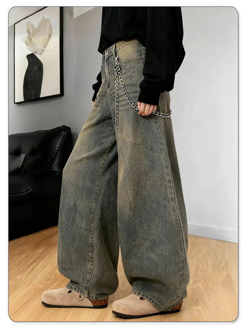 LIYS American Retro baggy wide-leg denim jeans in stonewashed gray, Simples Market, with silver chain belt accessory