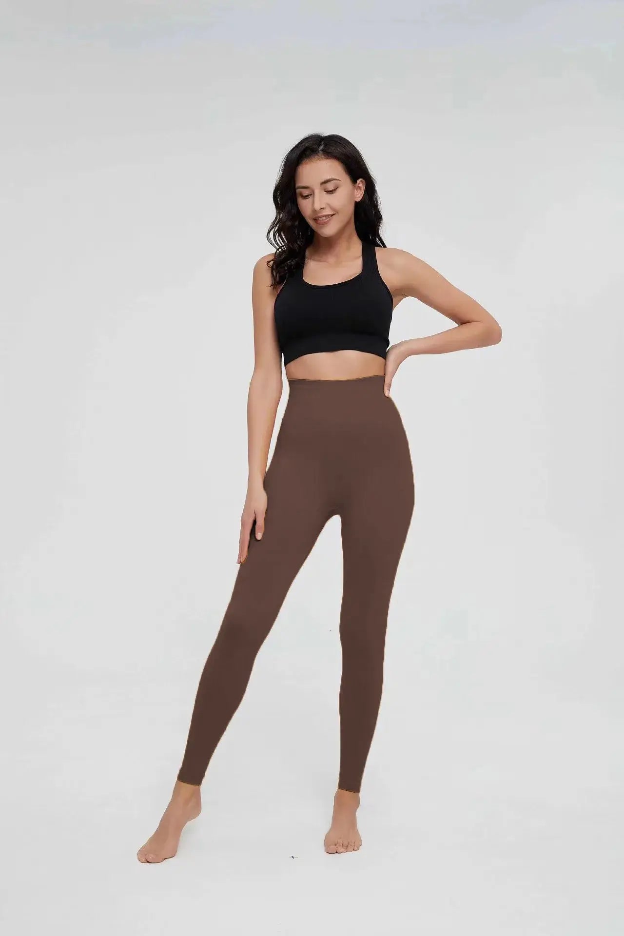 Seamless knitted leggings for women, brown high-waist gym pants by Simples Market.