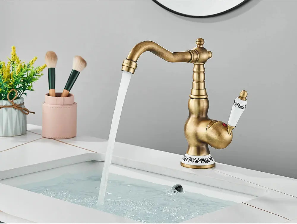 Antique brass bathroom faucet with rotating spout by Simples Market.