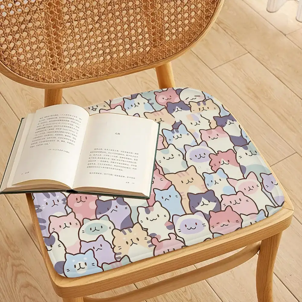 Simples Market cat-pattern chair cushion 45x45cm; pastel colors, soft breathable fabric on a wooden chair.