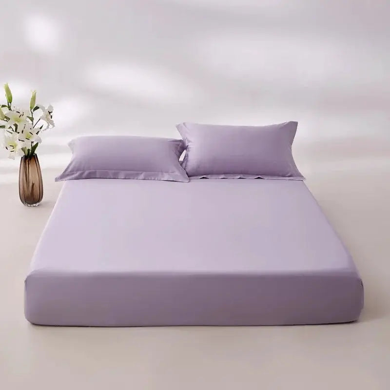 Simples Market Egyptian cotton fitted bed sheet in lilac with two matching pillowcases on a bed