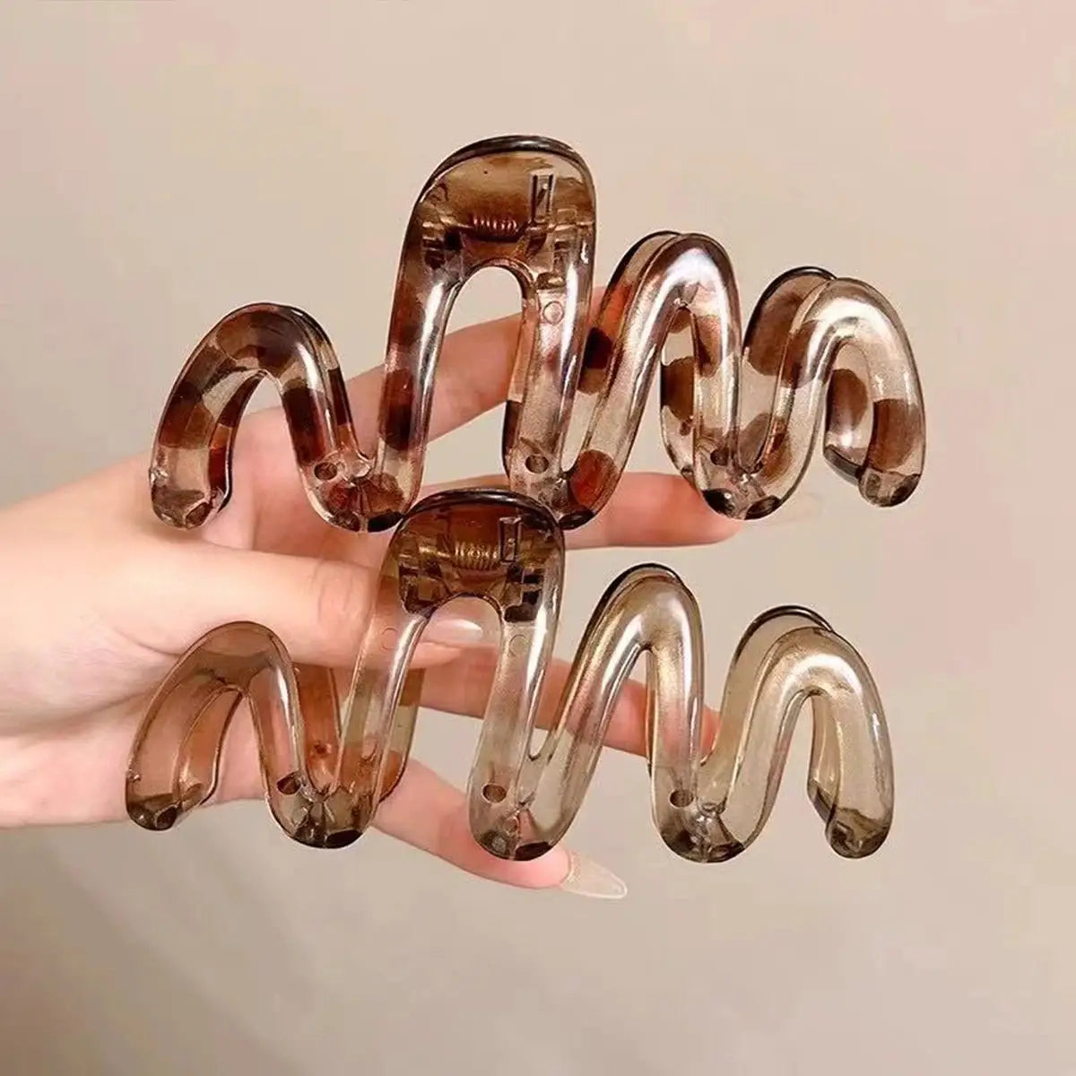Luxora Hair Co Y2K Wavy Amber Brown Hair Clip 11cm Lightweight High Gloss Finish For Elegant Minimalist Style