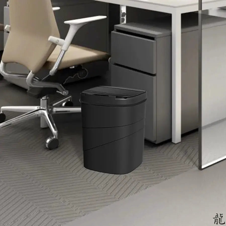 Smart sensor touchless trash can by Simples Market, black plastic, battery powered.