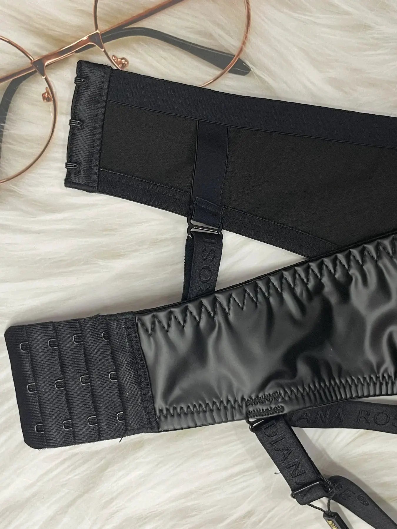 PU leather waist cincher by Simples Market with adjustable strap and hook closures.