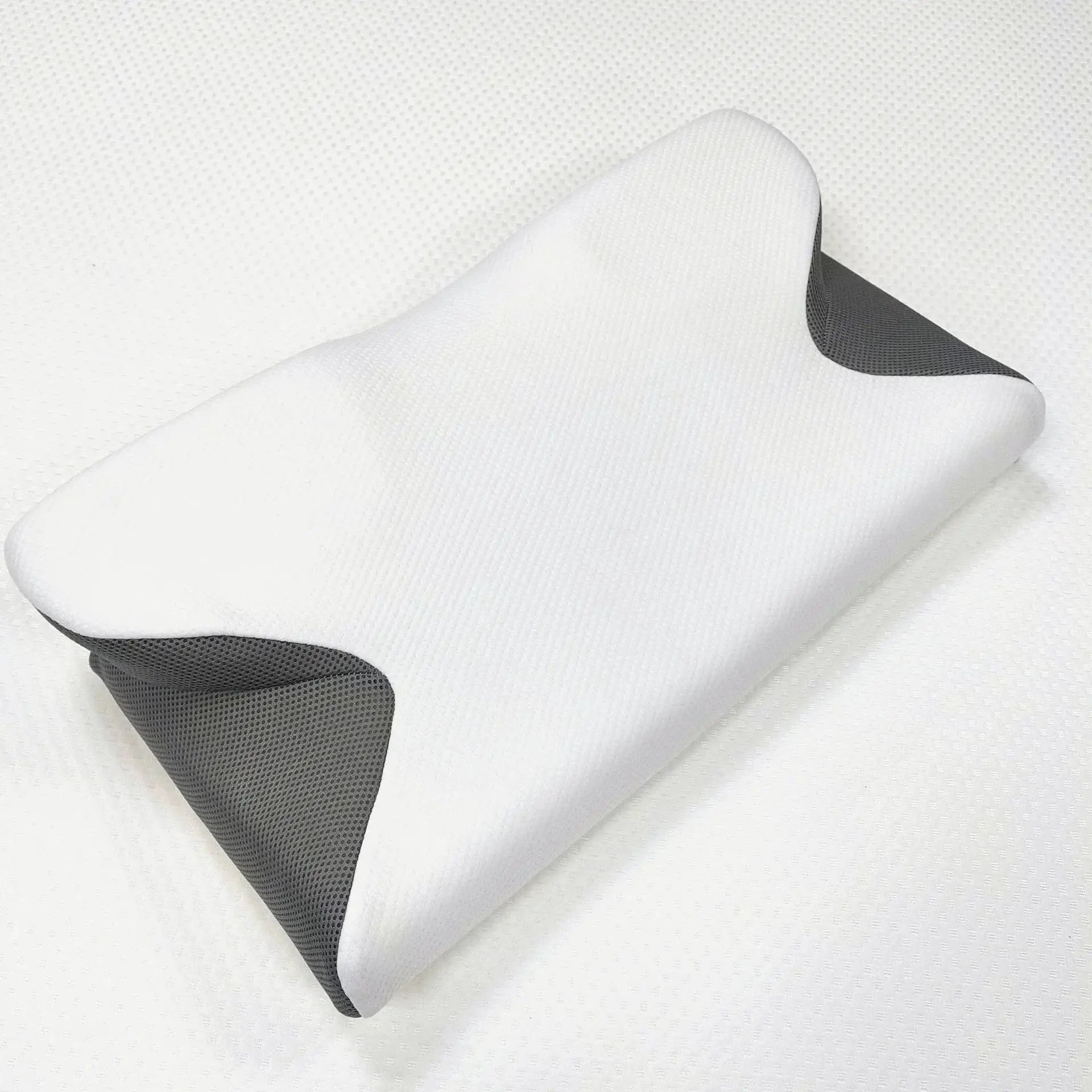 Cervical butterfly-shaped pillowcase, white breathable fabric with gray underside; Simples Market.
