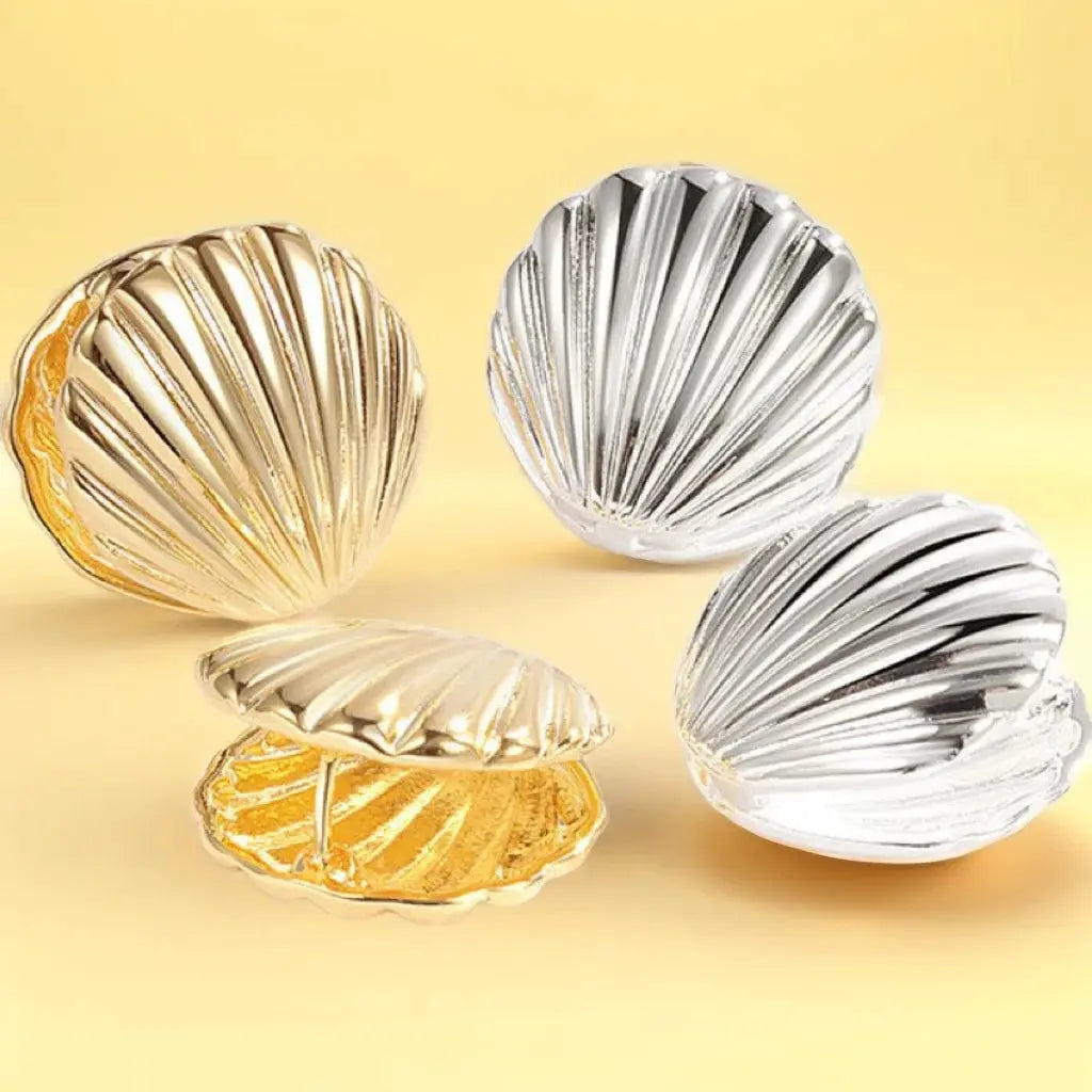 Set of 4 shell-textured stud earrings in gold and silver finishes by Simples Market