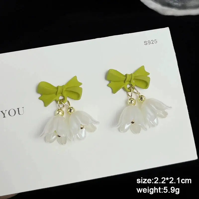 Dangle earrings with lime-green bow and white acrylic flower clusters (2 pcs)
