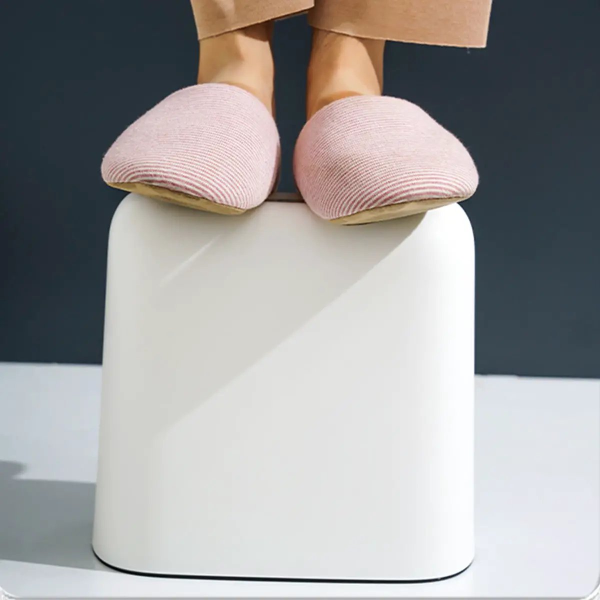 Narrow bathroom trash can with lid, white, by Simples Market