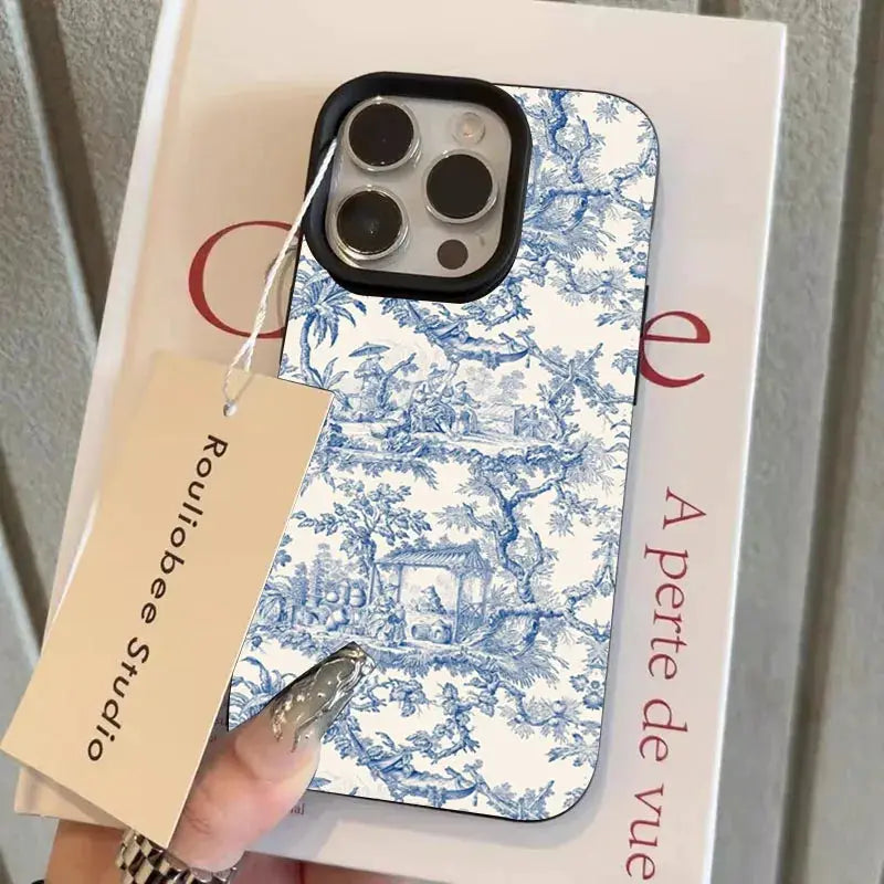 Phone case Simples Market for iPhone with blue-and-white toile pattern; shockproof soft cover.