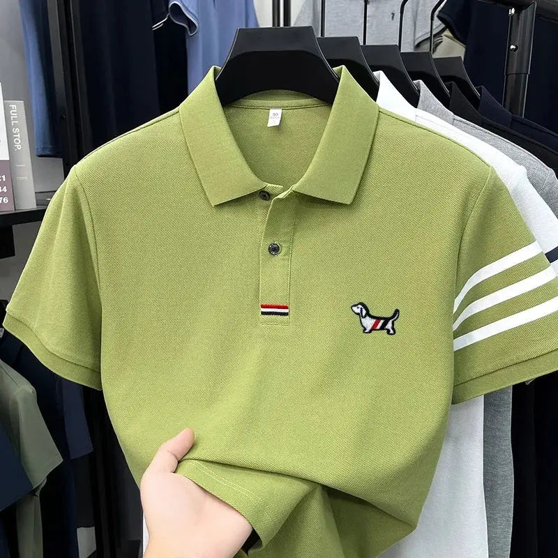 Men's olive short-sleeve polo shirt by Simples Market with white sleeve stripes and puppy embroidery