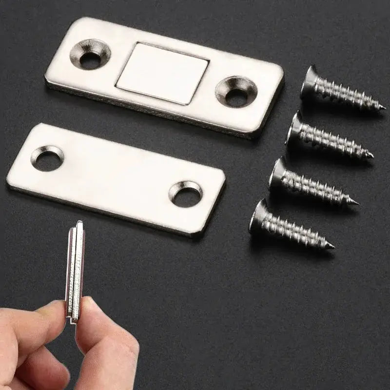 Magnetic cabinet catch set by Simples Market with four screws, mounting plates and ultra-thin magnets
